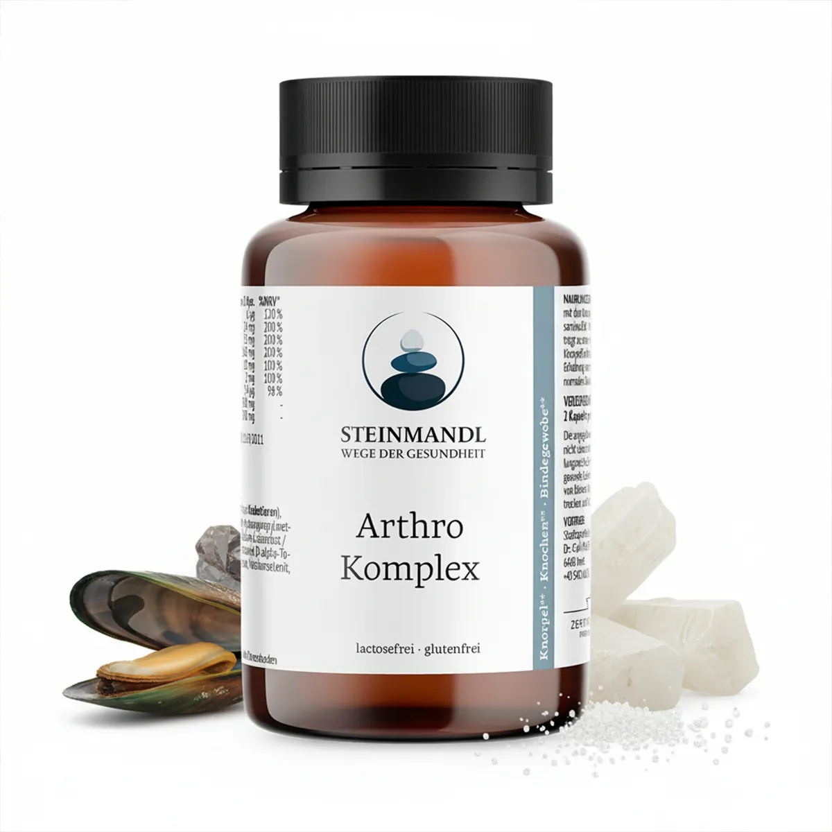 Eine braune Flasche mit der Aufschrift Arthro Komplex steht aufrecht neben grünlippigen Muscheln und weißen Mineralsteinen und hebt die wichtigsten Inhaltsstoffe hervor. Auf dem Etikett steht, dass Arthro Komplex laktosefrei und glutenfrei ist.