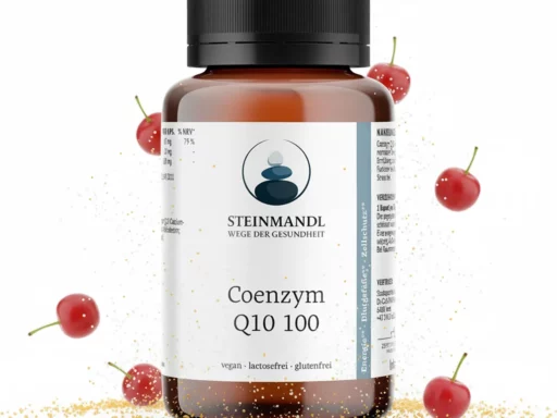 Eine braune Flasche Coenzym Q10 100 steht aufrecht inmitten von verstreuten roten Kirschen und gelbem Pulver. Auf dem Etikett steht, dass es vegan, laktosefrei und glutenfrei ist.
