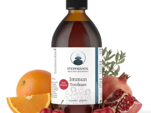 Eine Flasche Immun Tonikum steht zwischen Orangenscheiben, Kirschen, einem Granatapfel und grünen Kräutern. Auf dem weißen Etikett steht der Name Steinmandl mit Text und einfachen Abbildungen von Menschen.