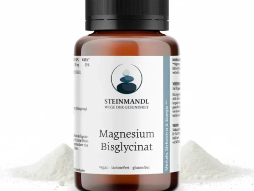 Eine braune Flasche mit der Aufschrift Magnesium Bisglycinat steht vor zwei kleinen Haufen weißen Pulvers, die darauf hinweisen, dass dieses Ergänzungsmittel vegan, laktosefrei und glutenfrei ist.