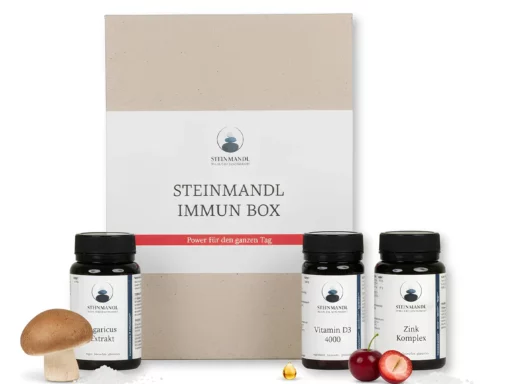 Die Immun-Box enthält drei Nahrungsergänzungsmittel - Agaricus Extrakt, Vitamin D3 4000 und Zink Komplex - mit einem Pilz und Cranberries vor der beigen Verpackung.