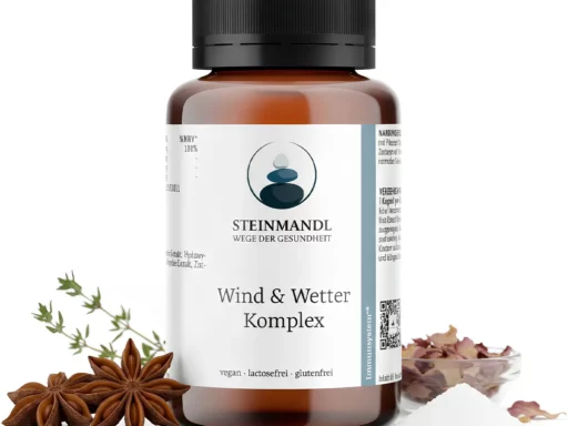 Zwischen Sternanis, Thymian, getrockneten Rosenblättern und weißem Pulver befindet sich eine braune Steinmandl-Flasche mit der Aufschrift 